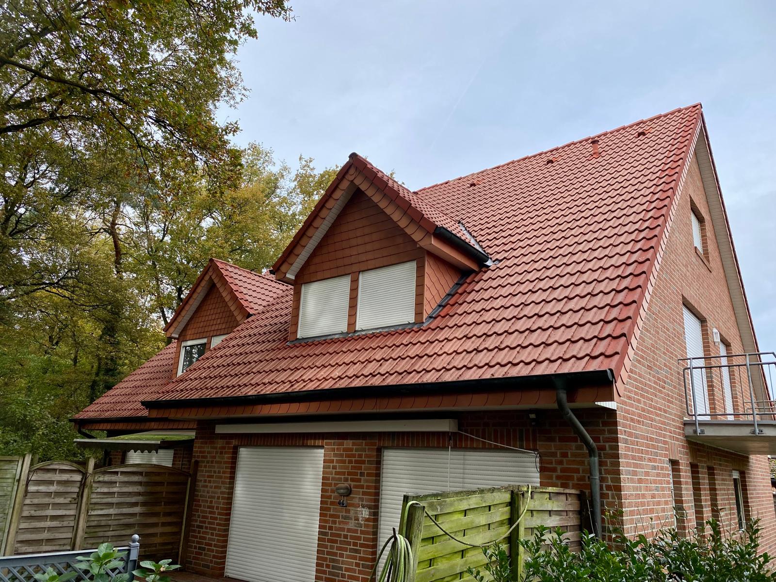 Dachreinigung Hasel&uuml;nne Nachher: Das Dach erstrahlt nach der Niederdruckreinigung in neuem Glanz.